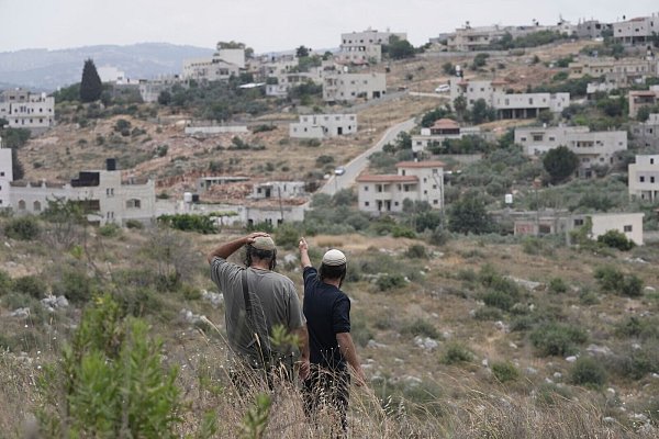 Israels rechtsreligiöse Regierung treibt den Siedlungsausbau im Westjordanland und in Ost-Jerusalem stetig voran. - © Maya Alleruzzo/AP/dpa