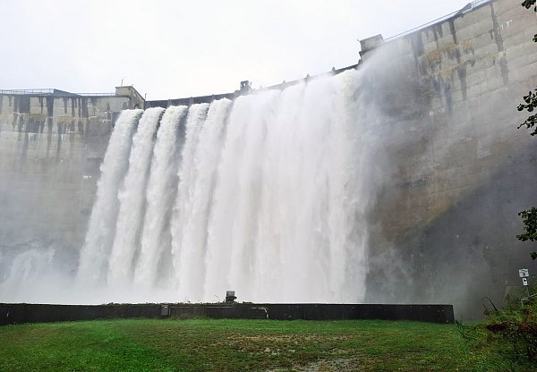 Aus dem Stausee Ottenstein in Niederösterreich stürzt Wasser. - © Christopher Eckl/APA/dpa