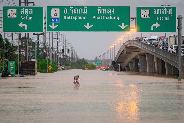 Straßen in Südthailand stehen teils meterhoch unter Wasser - © -/XinHua/dpa