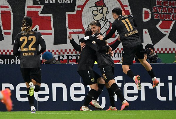 Der VfB Stuttgart jubelt mit Torschütze Atakan Karazor über den Pokalsieg in Mainz. - © Torsten Silz/dpa