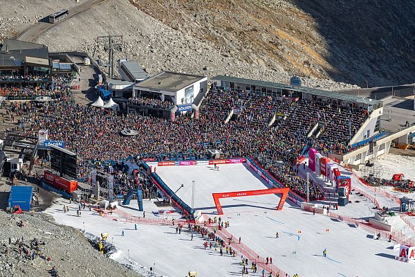 17.200 Zuschauer sorgten auf dem Rettenbachferner für beeindrucke Stimmung. - © Expa/Johann Groder/APA/dpa