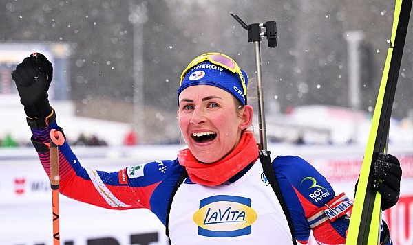 Justine Braisaz-Bouchet jubelt über Gold. - © Martin Schutt/dpa