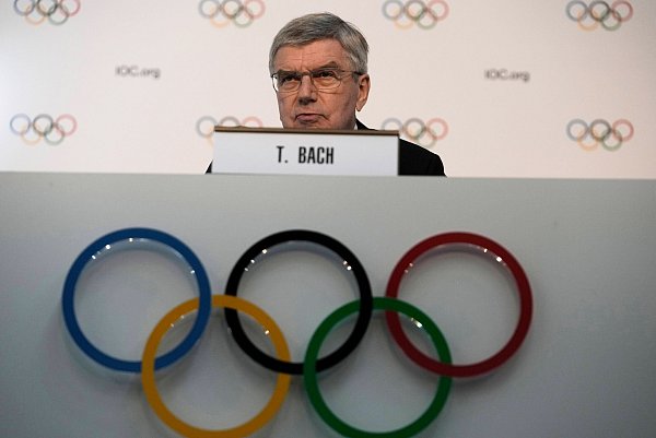 IOC-Präsident Thomas Bach empfiehlt die Aufnahme von Boxen ins olympische Programm von Los Angeles 2028. - © Thanassis Stavrakis/AP/dpa