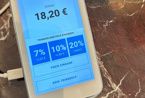 Bei der Kartenzahlung inzwischen gängig: verschiedene Angebote, Trinkgeld zu geben. - © Gregor Tholl/dpa/dpa-tmn