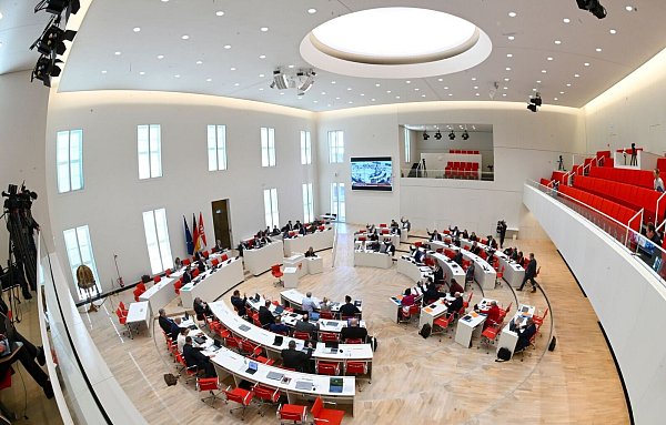 Der Brandenburger Landtag hat über zwei teils umstrittene Medienstaatsverträge abgestimmt. - © Jens Kalaene/dpa