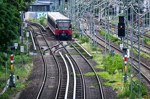 Erst am Montagabend fuhren wieder erste S-Bahnen. - © Jens Kalaene/dpa