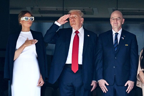 Trump. First Lady Melania und FIFA-Präsident Gianni Infantino beim Abspielen der amerikanischen Nationalhymne vor dem Anpfiff. - © Sven Hoppe/dpa