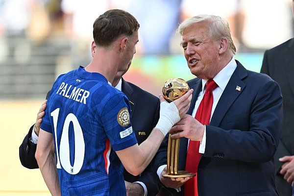 US-Präsident Donald Trump (r) zeichnet Chelseas Matchwinner Cole Palmer als besten Spieler des Turniers aus. - © Sven Hoppe/dpa