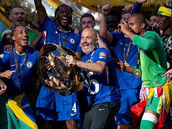 Chelsea-Trainer Enzo Maresca (M) jubelt mit der WM-Trophäe. Der Italiener coachte PSG-Trainer Luis Enrique im Finale aus. - © Sven Hoppe/dpa