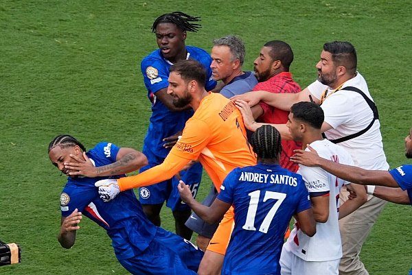 Wilde Szenen nach dem Schlusspfiff mit PSG-Torwart Gianluigi Donnarumma (in Orange). Daneben mittendrin, Trainer Luis Enrique. - © Pamela Smith/ AP/dpa