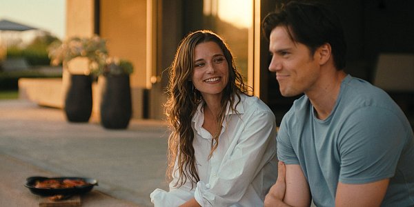 Lilli (Svenja Jung) und Tom (Theo Trebs) verstehen sich gut - doch ihr Verhältnis wird noch hart auf die Probe gestellt. (Handout) - © -/Netflix/dpa