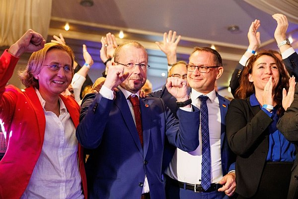 Gute Stimmung bei der AfD: Spitzenkandidat Stefan Marzischewski-Drewes (M) jubelt mit der Bundestagsabgeordneten Beatrix von Storch und AfD-Chef Tino Chrupalla. - © Michael Matthey/dpa