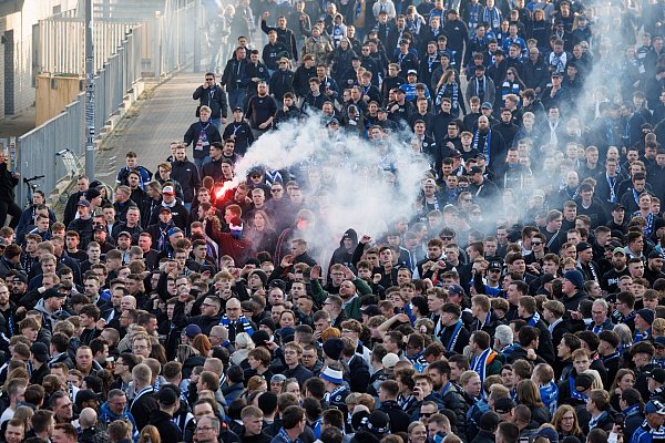 Gemeinsam liefen viele Bielefelder Fans zum Stadion und stimmten sich ein. - © Friso Gentsch/dpa