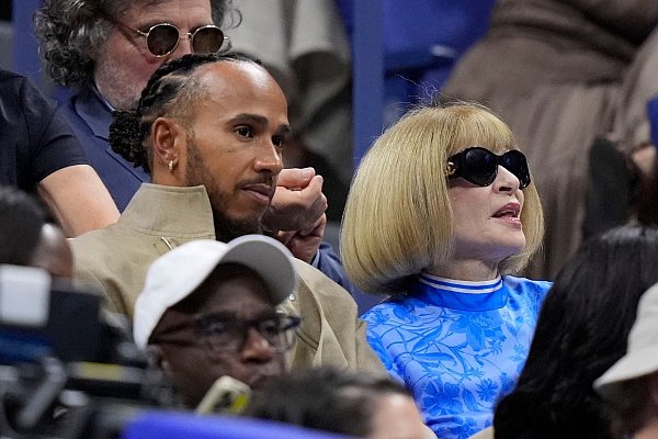 Reichlich Prominenz auf der Tribüne: Formel-1-Rekordweltmeister Lewis Hamilton (l) neben Vogue-Chefredakteurin Anna Wintour. - © Frank Franklin II/AP/dpa