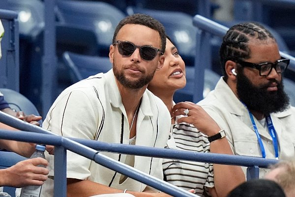 Basketball-Superstar Stephen Curry fieberte mit Jessica Pegula auf der Tribüne. - © Frank Franklin II/AP/dpa