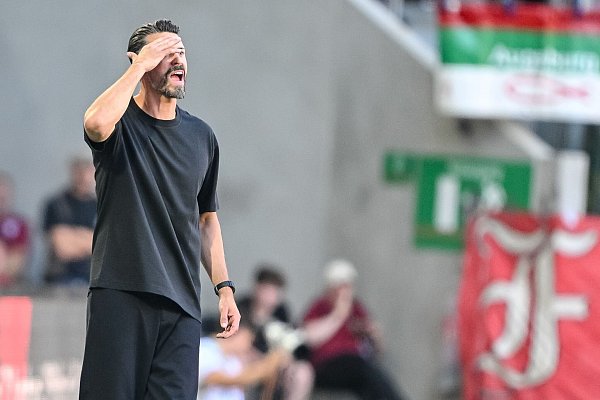 Augsburg-Trainer Sandro Wagner ist sehr unzufrieden mit der ersten Halbzeit. - © Harry Langer/dpa