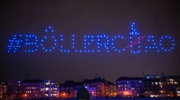 Bereits 2023 hatte die Deutsche Umwelthilfe mit einer Drohnenshow Alternativen zum Silvester-Feuerwerk gezeigt. (Archivbild) - © Monika Skolimowska/dpa