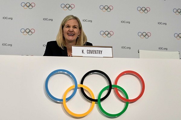 Kirsty Coventry ist die erste Frau an der Spitze des IOC. - © Thanassis Stavrakis/AP/dpa