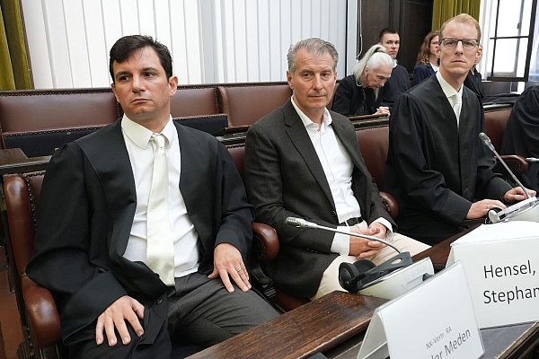 Auch Ex-Mann Stephan Hensel (in der Mitte) erschien mit seinen Anwälten vor Gericht. - © Marcus Brandt/Pool-dpa/dpa
