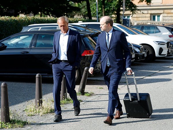 Fernsehmoderator Delling und Anwalt Rieks laufen zum Landgericht. - © Georg Wendt/dpa