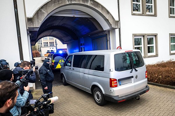 Daniela Klette wird mit einem Transporter zum Gerichtssaal gefahren. - © Sina Schuldt/dpa