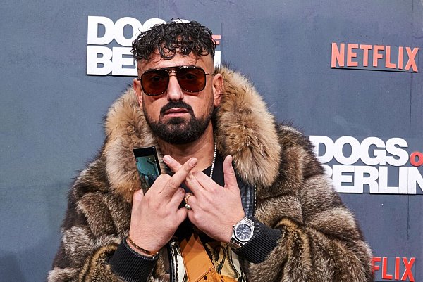 Der Rapper Haftbefehl bekommt eine Doku - der Film ist keine bedingungslose Huldigung des 39-jährigen Aykut Anhan. (Archivbild) - © Annette Riedl/dpa