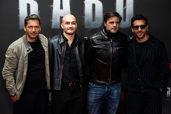 Die Köpfe hinter der Doku (links nach rechts): Pacco-Luca Nitsche, Sinan Sevinç, Juan Moreno und Elyas M\\\'Barek. (Archivbild) - © Christophe Gateau/dpa