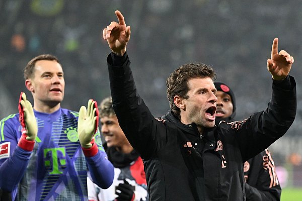 Die Königsklassen-Veteranen Manuel Neuer (l) und Thomas Müller stehen vor dem Debüt im Celtic Park. - © Federico Gambarini/dpa