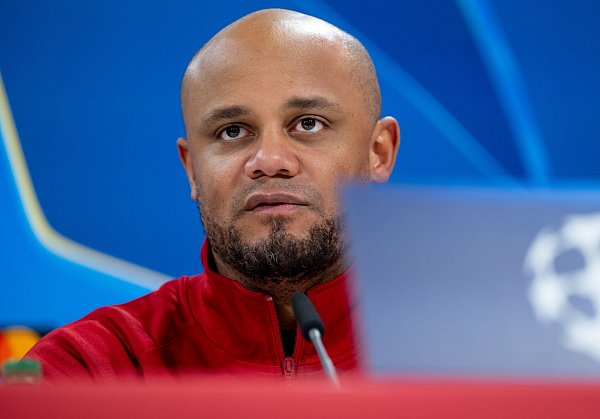 Trainer Vincent Kompany freut sich auf die besondere Atmosphäre. - © Sven Hoppe/dpa