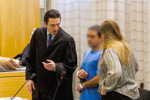 Angeklagter reagiert vor Gericht auf Vorwürfe. - © Philipp von Ditfurth/dpa