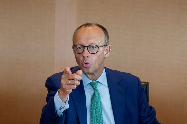 Kanzler Friedrich Merz spricht von einem kraftvollen Signal an internationale Unternehmen. (Archivbild) - © Michael Kappeler/dpa