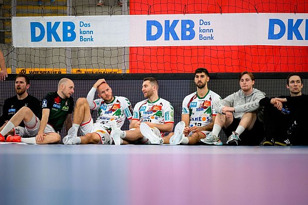 Die Spieler des SC Magdeburg müssen die Enttäuschung über Platz zwei in der Meisterschaft verarbeiten. - © Marco Wolf/dpa