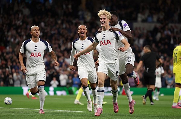 Die Spieler der Tottenham Hotspur nach ihrem Führungstor - © Paul Terry/CSM via ZUMA Press Wire/dpa