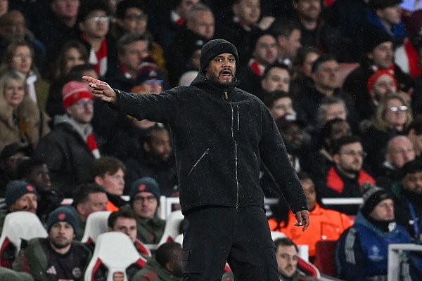 Vincent Kompany sah eine erste Halbzeit ohne klar spielbestimmendes Team. - © Sven Hoppe/dpa