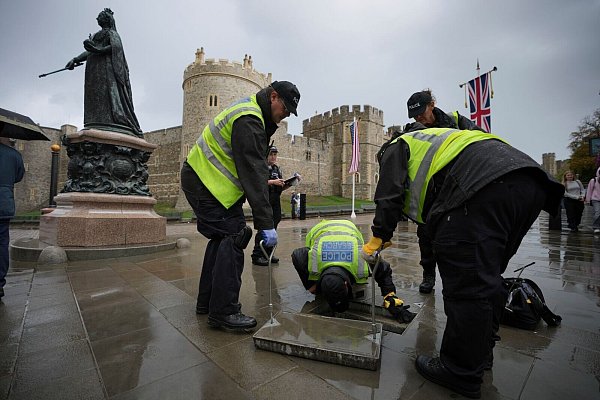 Das Schloss wird für den Staatsbesuch abgeriegelt. - © Kin Cheung/AP/dpa