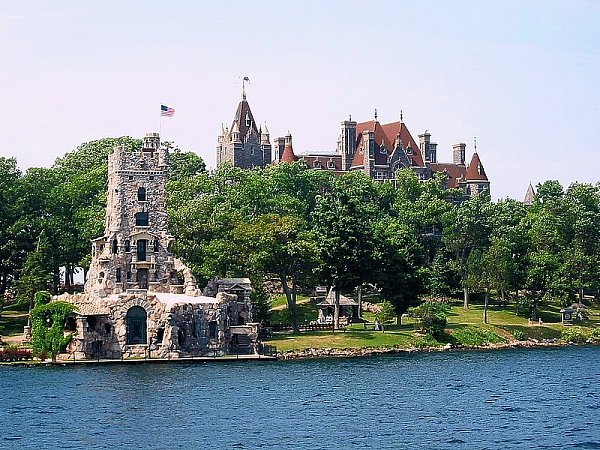 Auf "Heart Island", der Herz-Insel, steht das unvollendete Schloß des Millionärs und Inhabers des weltbekannten Waldorf-Astoria-Hotels von New York. - © FOTO: LÜTTMANN