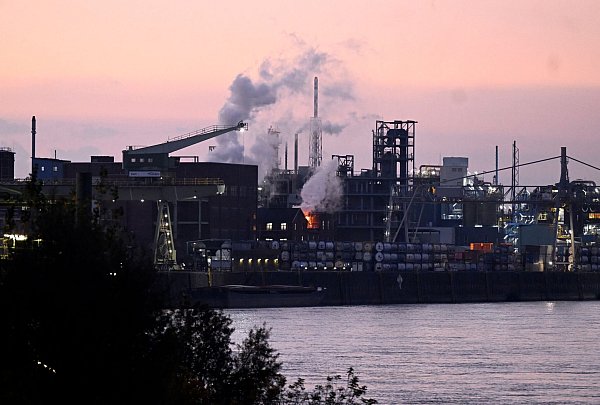 Die Produktion in der Chemie und Pharmabranche wächst wieder (Archivbild) - © Roberto Pfeil/dpa