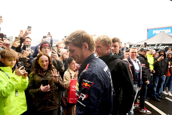 Wo er auftaucht, steht Max Verstappen im Mittelpunkt. - © Thomas Frey/dpa