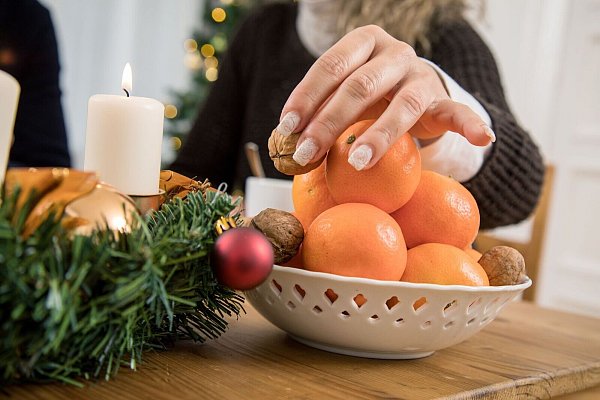 Die Mischung machts: Wer immer mal wieder das Plätzchen durch eine Mandarine oder Nüsse ersetzt, tut in der Adventszeit Gutes für den Körper. - © Christin Klose/dpa-tmn