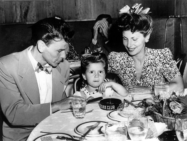 Nancy Sinatra wurde 1940 geboren. (Archivbild) - © picture-alliance / dpa