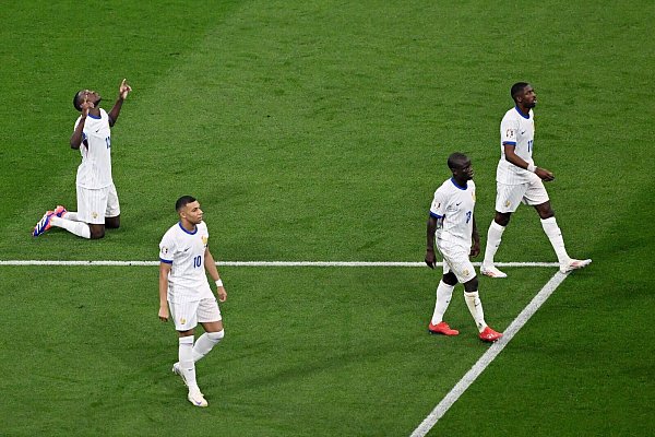 Frankreichs Randal Kolo Muani (l) bejubelt sein Tor zum 0:1. - © Sven Hoppe/dpa