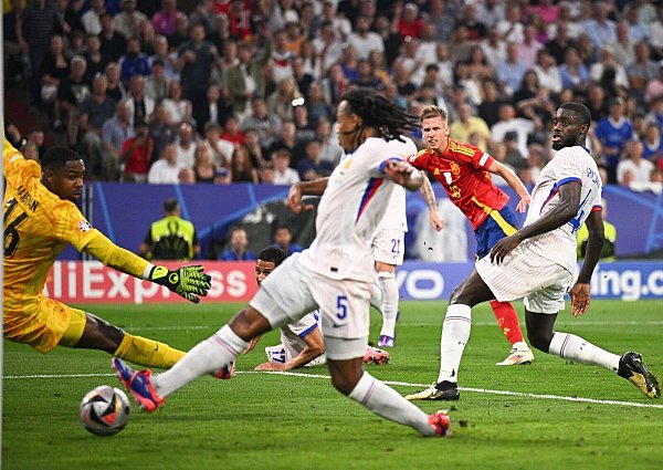 Frankreichs Torhüter Mike Maignan (l), Jules Kounde (M) und Dayot Upamecano (r) können den Treffer zum 1:2 nicht verhindern. - © Tom Weller/dpa