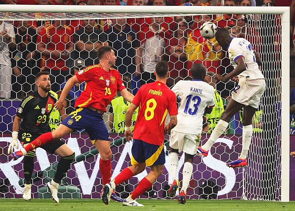 Frankreichs Randal Kolo Muani (r) erzielt den Treffer zum 1:0. - © Christian Charisius/dpa