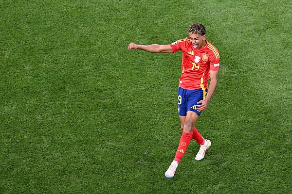 Spaniens Lamine Yamal jubelt nach seinem Tor zum 1:1. - © Sven Hoppe/dpa