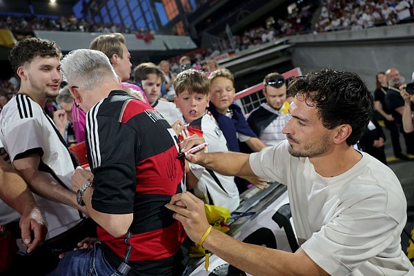 Die Unterschrift von Hummels ist immer noch begehrt. - © Rolf Vennenbernd/dpa