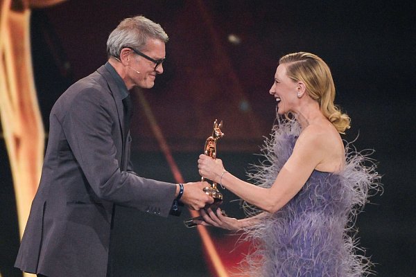 Auch wenn sie ihn nicht verstand, dankte Blanchett Götz Otto für die netten Worte. - © Peter Kneffel/dpa