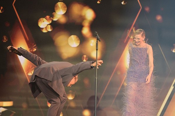 Laudator Götz Otto verneigt sich von Cate Blanchett. - © Peter Kneffel/dpa