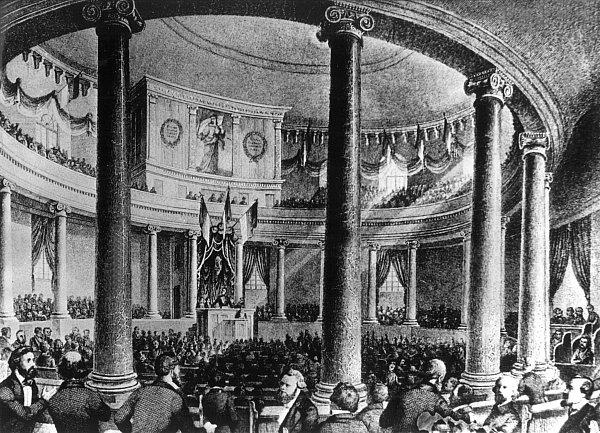 Die zeitgenössische Darstellung zeigt die erste Sitzung der Nationalversammlung, die von ihrem Präsidenten Heinrich von Gagern am 18. Mai 1848 in der Frankfurter Paulskirche eröffnet wurde. - © -/dpa