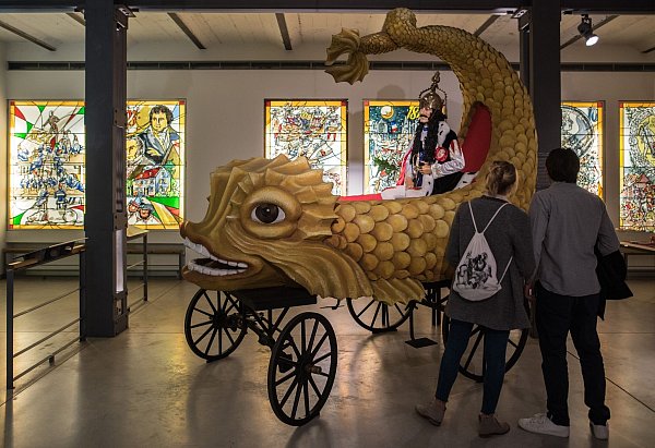 Besucher des Kölner Karnevalsmuseums besichtigen einen originalgetreuen Nachbau des sogenannten «Heldenwagens» aus dem ersten Kölner Rosenmontagszug von 1823. - © Costa Belibasakis/Festkomitee Kölner Karneval