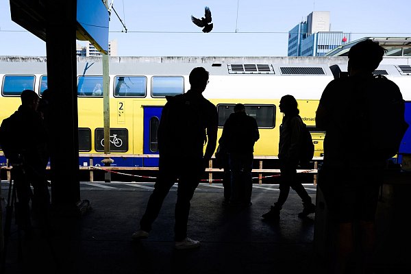 Fahrgäste stehen am Hauptbahnhof Hannover. - © Julian Stratenschulte/dpa
